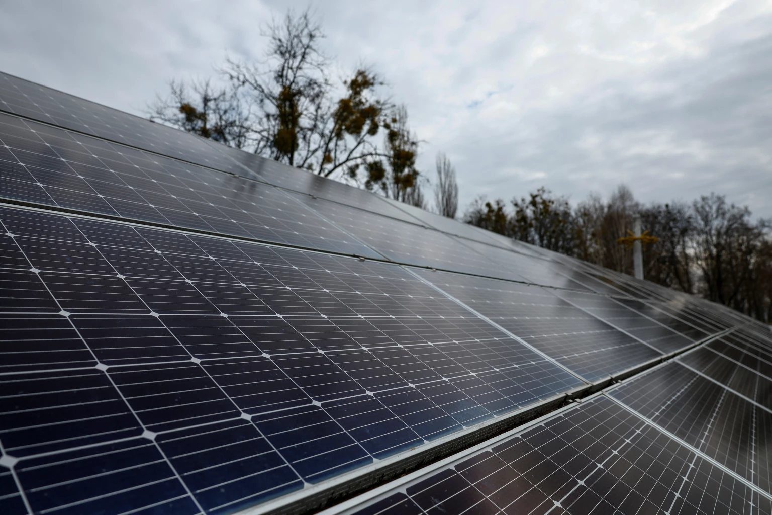 US sets 375% tariff on Thai solar cells in trade case